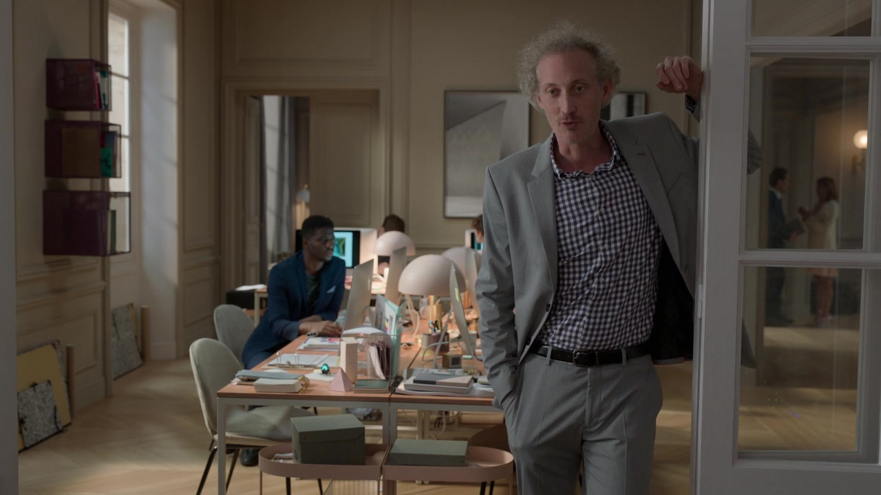 Emily_in_Paris_S01E05_Faux_Amis_720p_NF_WEB-DL_DDP5_1_x264-BTN_0200.jpg