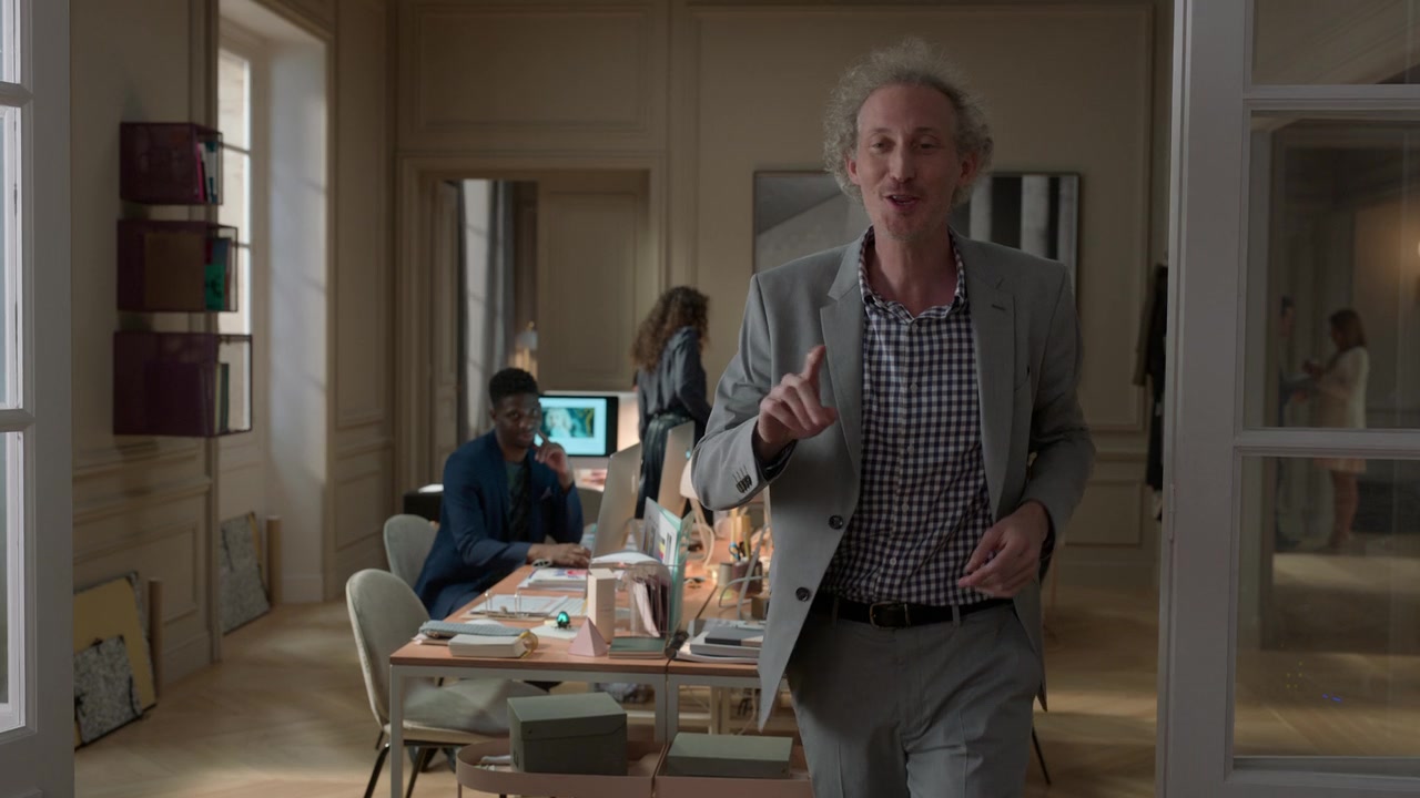 Emily_in_Paris_S01E05_Faux_Amis_720p_NF_WEB-DL_DDP5_1_x264-BTN_0207.jpg