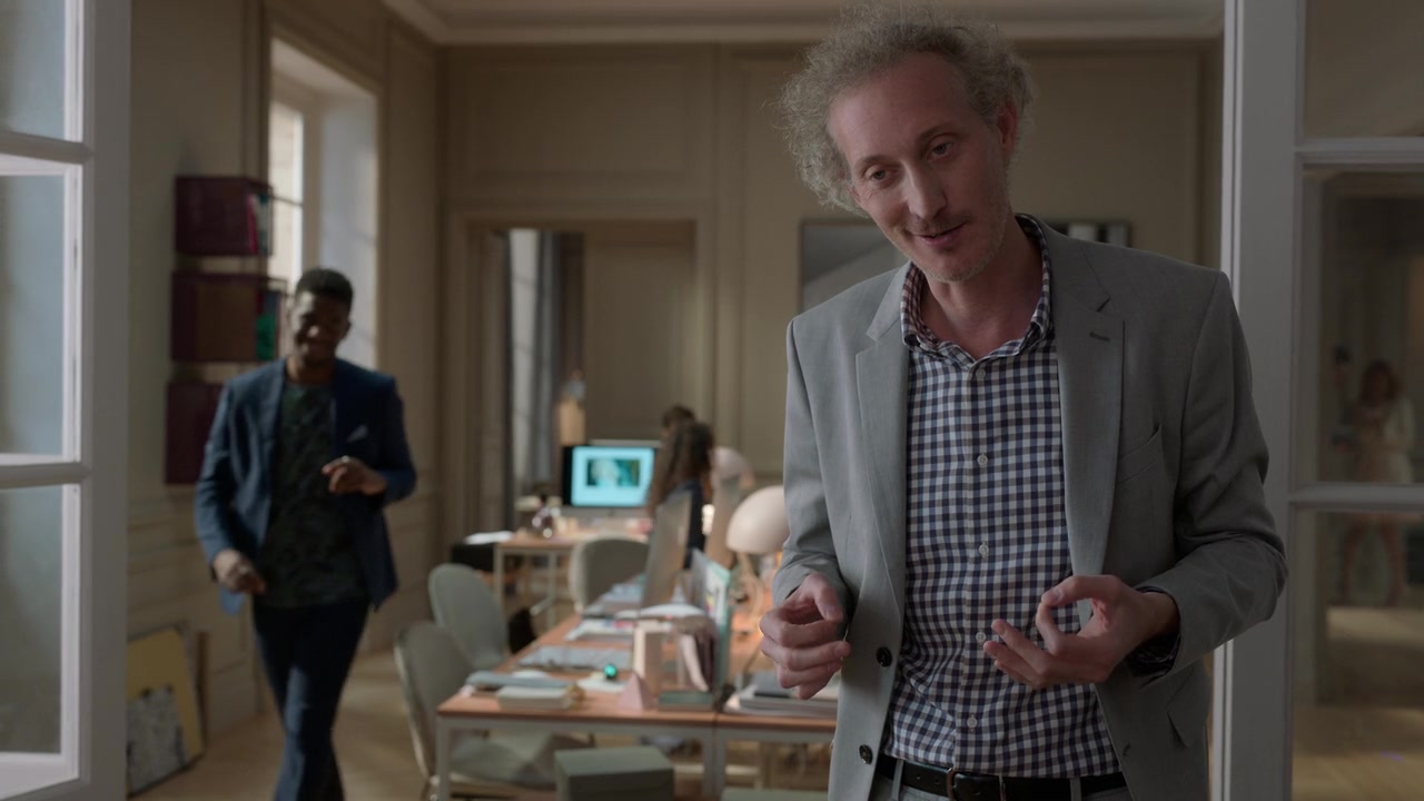 Emily_in_Paris_S01E05_Faux_Amis_720p_NF_WEB-DL_DDP5_1_x264-BTN_0209.jpg