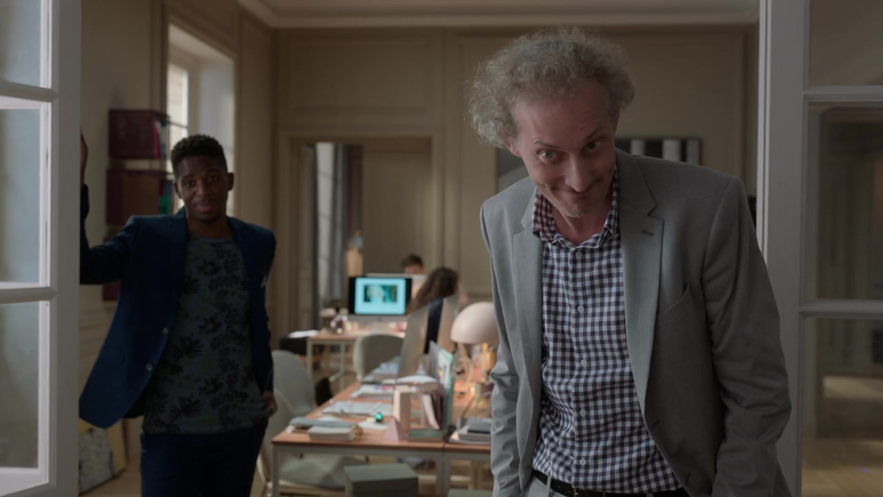 Emily_in_Paris_S01E05_Faux_Amis_720p_NF_WEB-DL_DDP5_1_x264-BTN_0211.jpg
