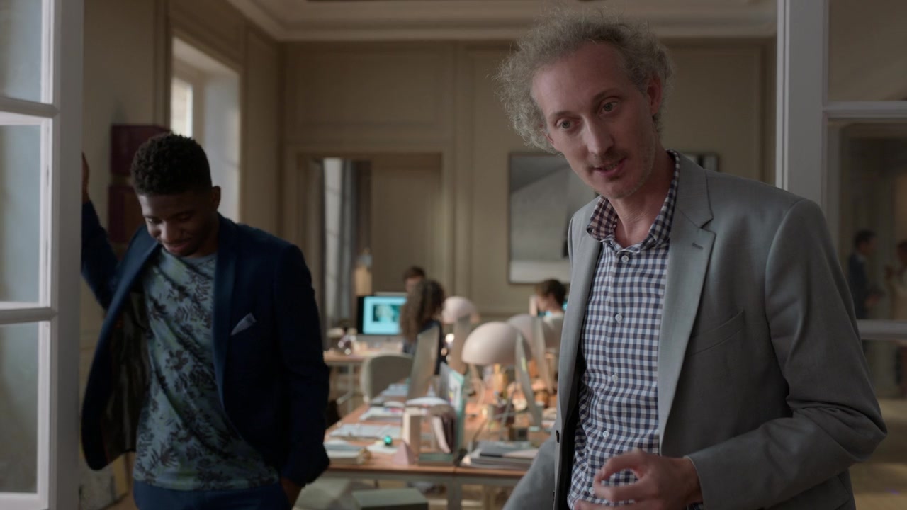 Emily_in_Paris_S01E05_Faux_Amis_720p_NF_WEB-DL_DDP5_1_x264-BTN_0214.jpg