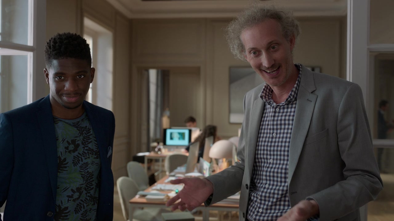 Emily_in_Paris_S01E05_Faux_Amis_720p_NF_WEB-DL_DDP5_1_x264-BTN_0218.jpg