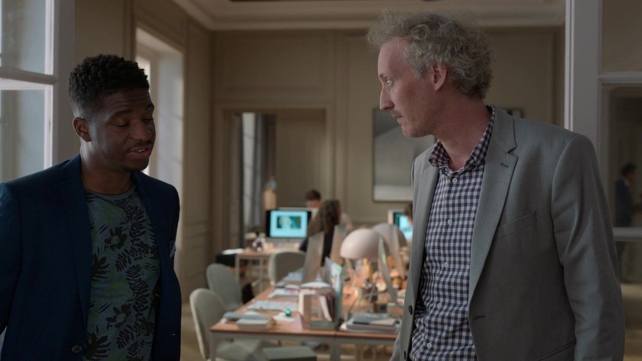 Emily_in_Paris_S01E05_Faux_Amis_720p_NF_WEB-DL_DDP5_1_x264-BTN_0220.jpg