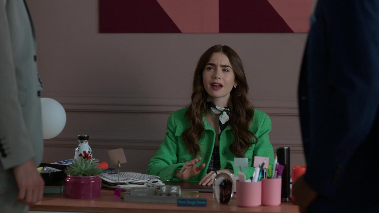 Emily_in_Paris_S01E05_Faux_Amis_720p_NF_WEB-DL_DDP5_1_x264-BTN_0221.jpg