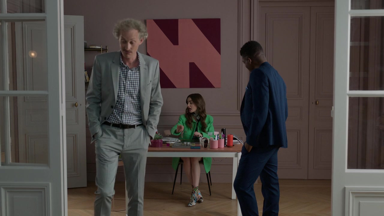 Emily_in_Paris_S01E05_Faux_Amis_720p_NF_WEB-DL_DDP5_1_x264-BTN_0230.jpg