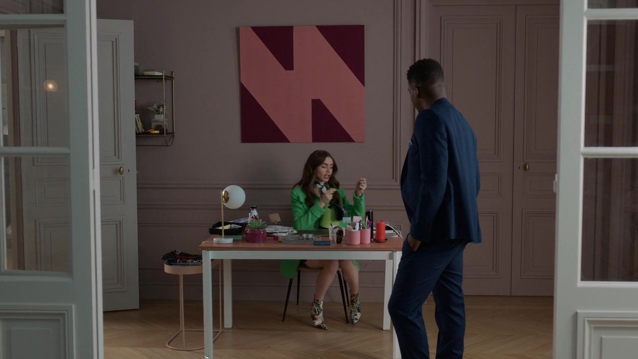 Emily_in_Paris_S01E05_Faux_Amis_720p_NF_WEB-DL_DDP5_1_x264-BTN_0232.jpg