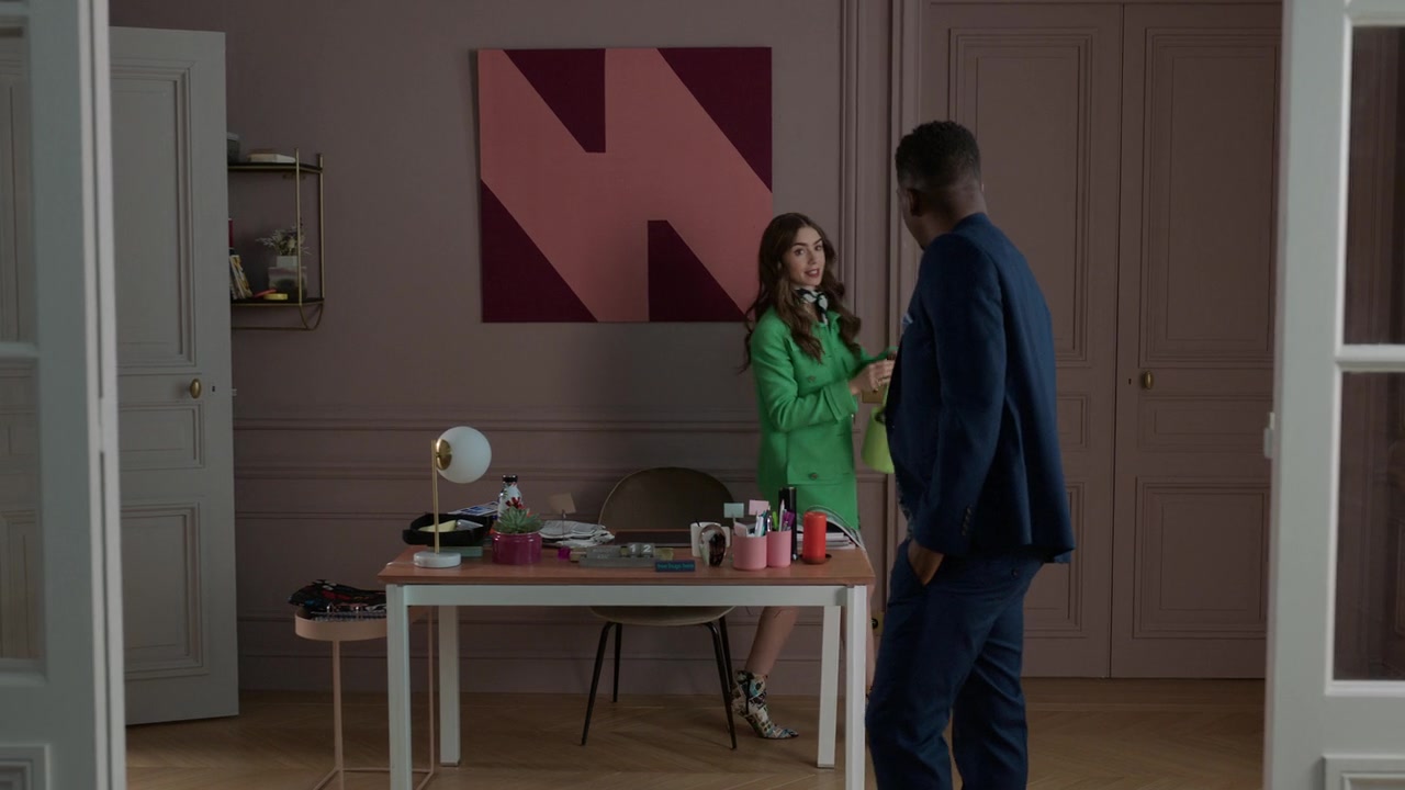 Emily_in_Paris_S01E05_Faux_Amis_720p_NF_WEB-DL_DDP5_1_x264-BTN_0233.jpg