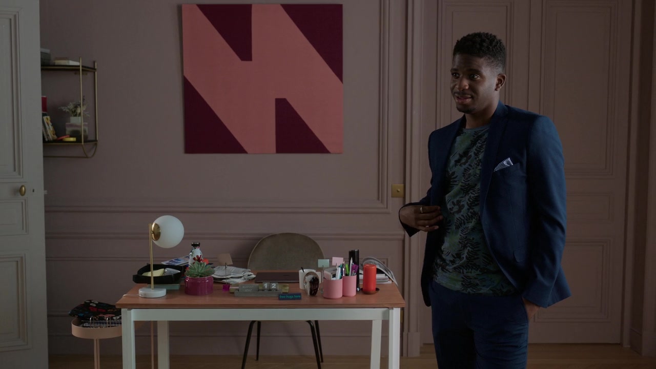 Emily_in_Paris_S01E05_Faux_Amis_720p_NF_WEB-DL_DDP5_1_x264-BTN_0243.jpg