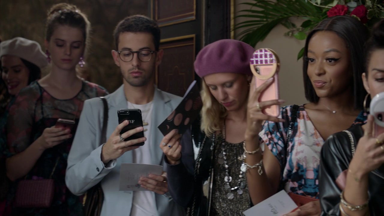 Emily_in_Paris_S01E05_Faux_Amis_720p_NF_WEB-DL_DDP5_1_x264-BTN_0246.jpg