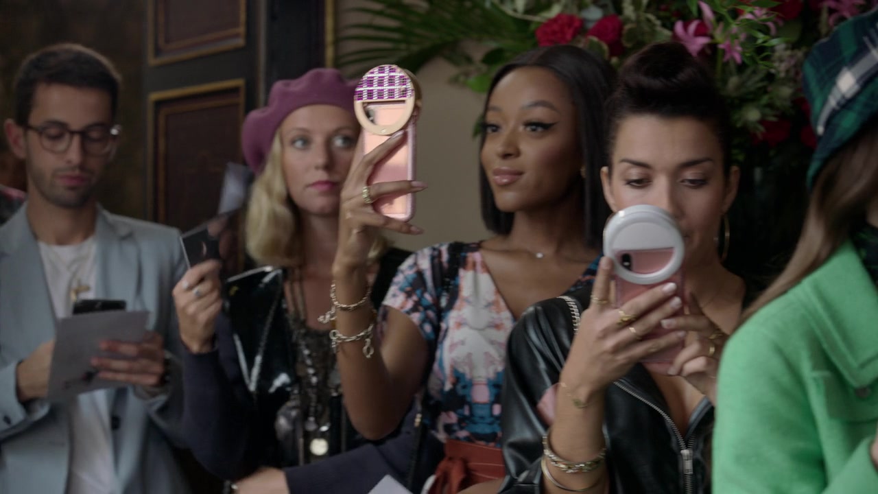 Emily_in_Paris_S01E05_Faux_Amis_720p_NF_WEB-DL_DDP5_1_x264-BTN_0247.jpg