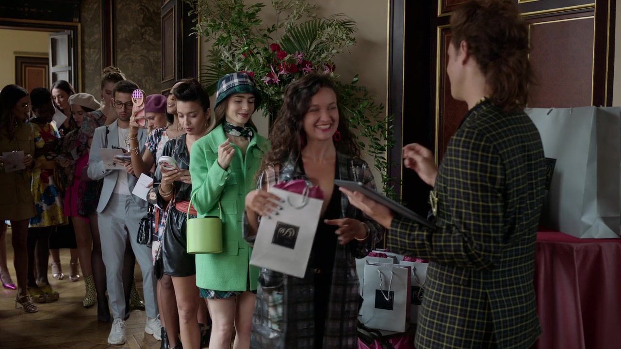 Emily_in_Paris_S01E05_Faux_Amis_720p_NF_WEB-DL_DDP5_1_x264-BTN_0249.jpg
