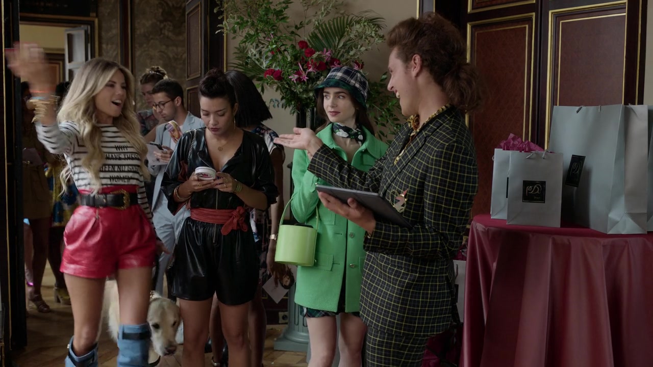 Emily_in_Paris_S01E05_Faux_Amis_720p_NF_WEB-DL_DDP5_1_x264-BTN_0252.jpg