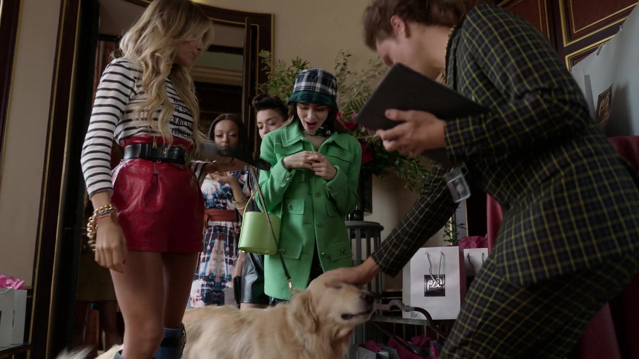 Emily_in_Paris_S01E05_Faux_Amis_720p_NF_WEB-DL_DDP5_1_x264-BTN_0255.jpg Emily_in_Paris_S01E05_Faux_Amis_720p_NF_WEB-DL_DDP5_1_x264-BTN_0255.jpg
