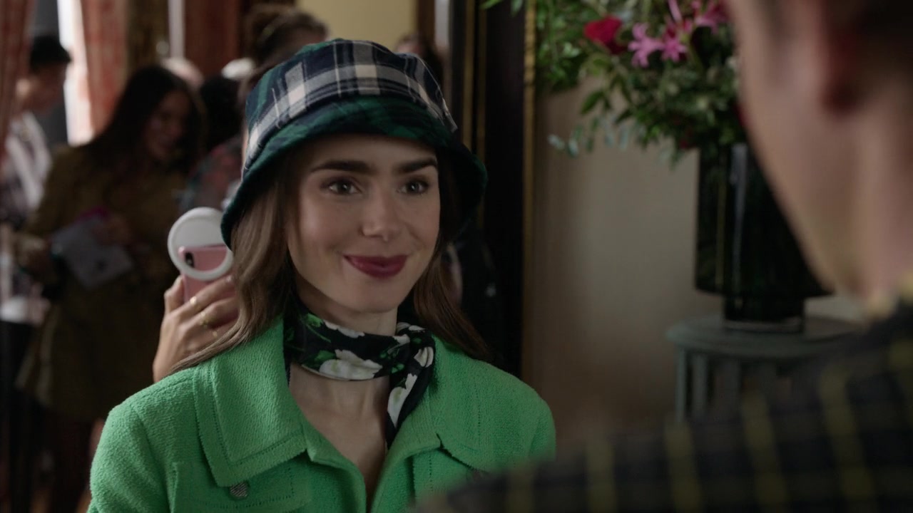 Emily_in_Paris_S01E05_Faux_Amis_720p_NF_WEB-DL_DDP5_1_x264-BTN_0267.jpg