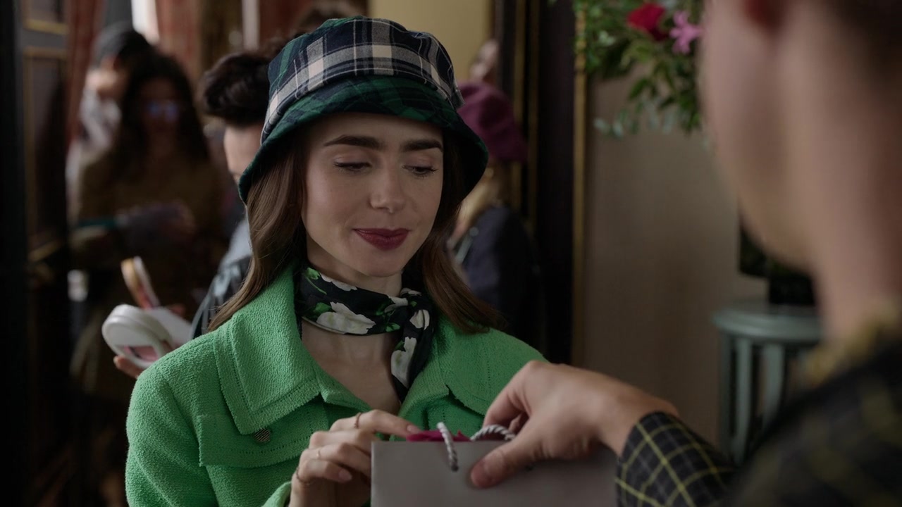 Emily_in_Paris_S01E05_Faux_Amis_720p_NF_WEB-DL_DDP5_1_x264-BTN_0280.jpg