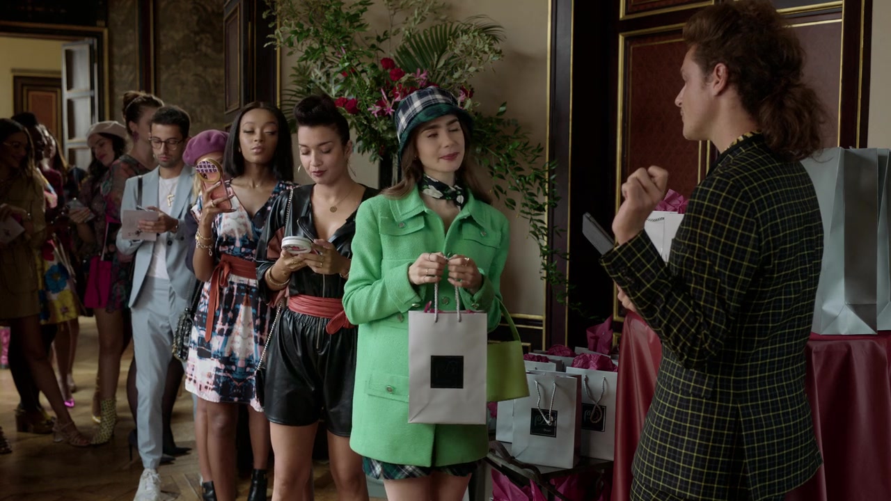 Emily_in_Paris_S01E05_Faux_Amis_720p_NF_WEB-DL_DDP5_1_x264-BTN_0291.jpg
