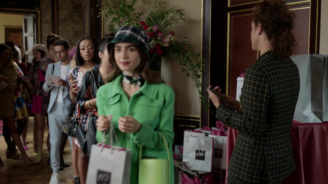 Emily_in_Paris_S01E05_Faux_Amis_720p_NF_WEB-DL_DDP5_1_x264-BTN_0292.jpg