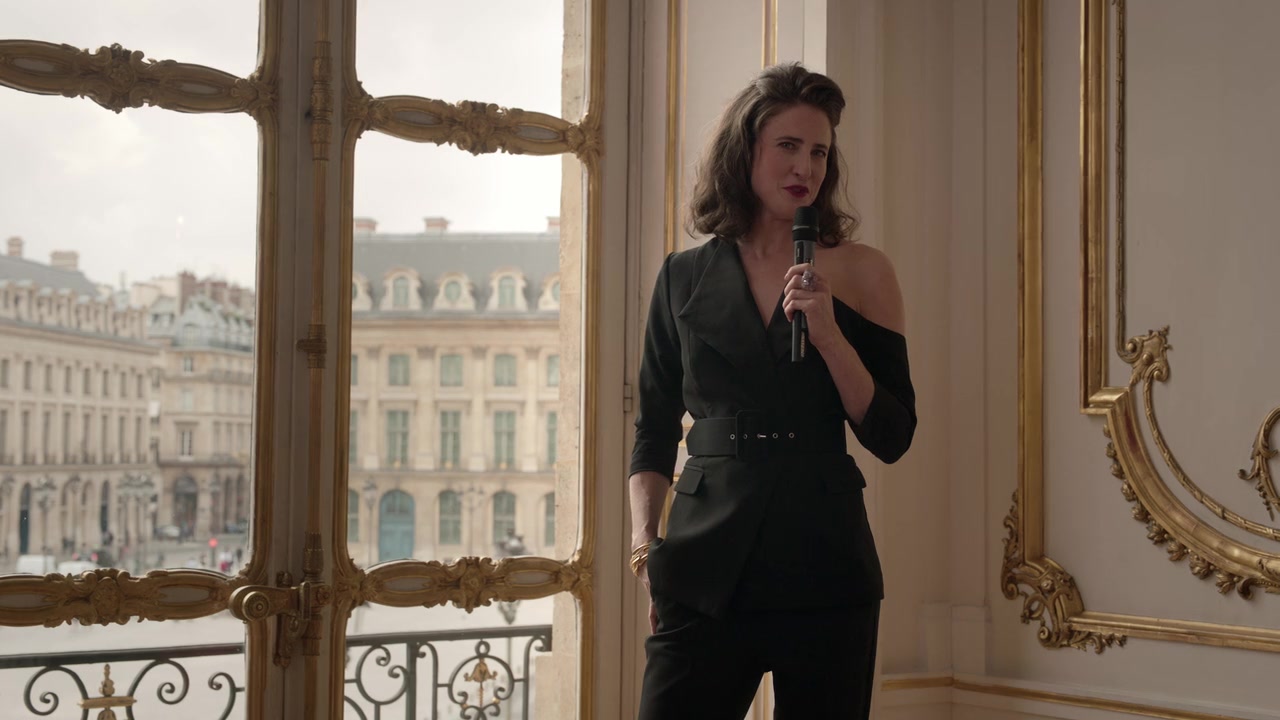 Emily_in_Paris_S01E05_Faux_Amis_720p_NF_WEB-DL_DDP5_1_x264-BTN_0296.jpg