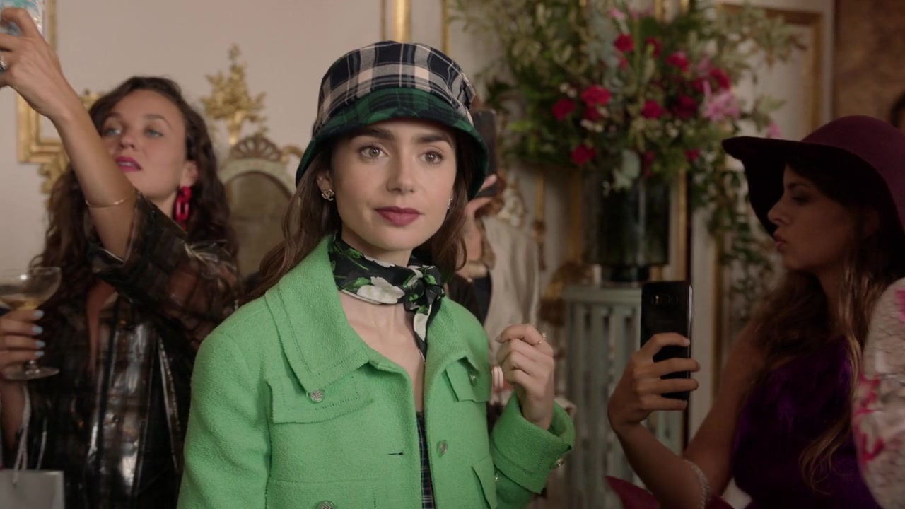 Emily_in_Paris_S01E05_Faux_Amis_720p_NF_WEB-DL_DDP5_1_x264-BTN_0298.jpg