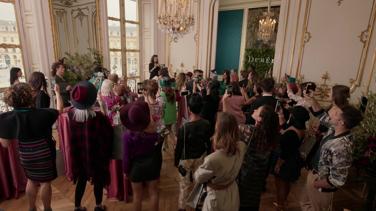 Emily_in_Paris_S01E05_Faux_Amis_720p_NF_WEB-DL_DDP5_1_x264-BTN_0301.jpg