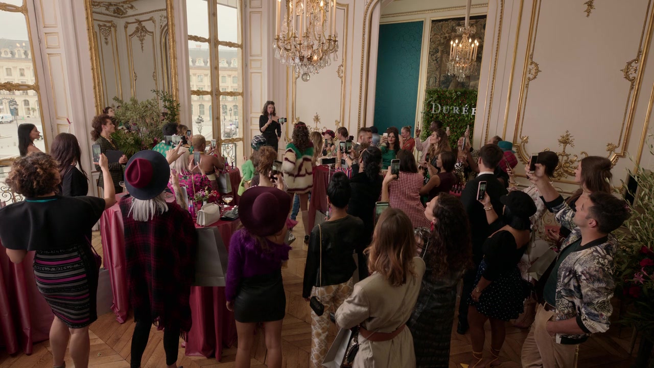 Emily_in_Paris_S01E05_Faux_Amis_720p_NF_WEB-DL_DDP5_1_x264-BTN_0302.jpg