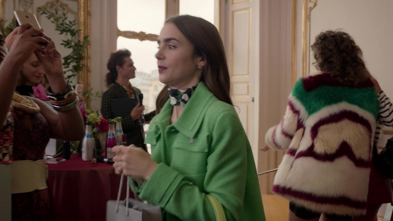 Emily_in_Paris_S01E05_Faux_Amis_720p_NF_WEB-DL_DDP5_1_x264-BTN_0314.jpg