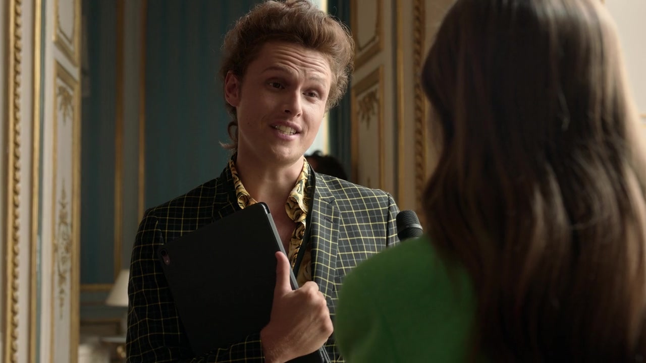 Emily_in_Paris_S01E05_Faux_Amis_720p_NF_WEB-DL_DDP5_1_x264-BTN_0323.jpg