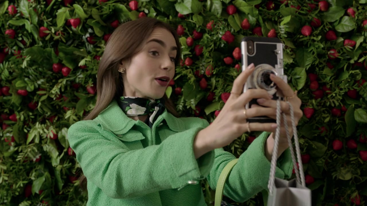 Emily_in_Paris_S01E05_Faux_Amis_720p_NF_WEB-DL_DDP5_1_x264-BTN_0336.jpg
