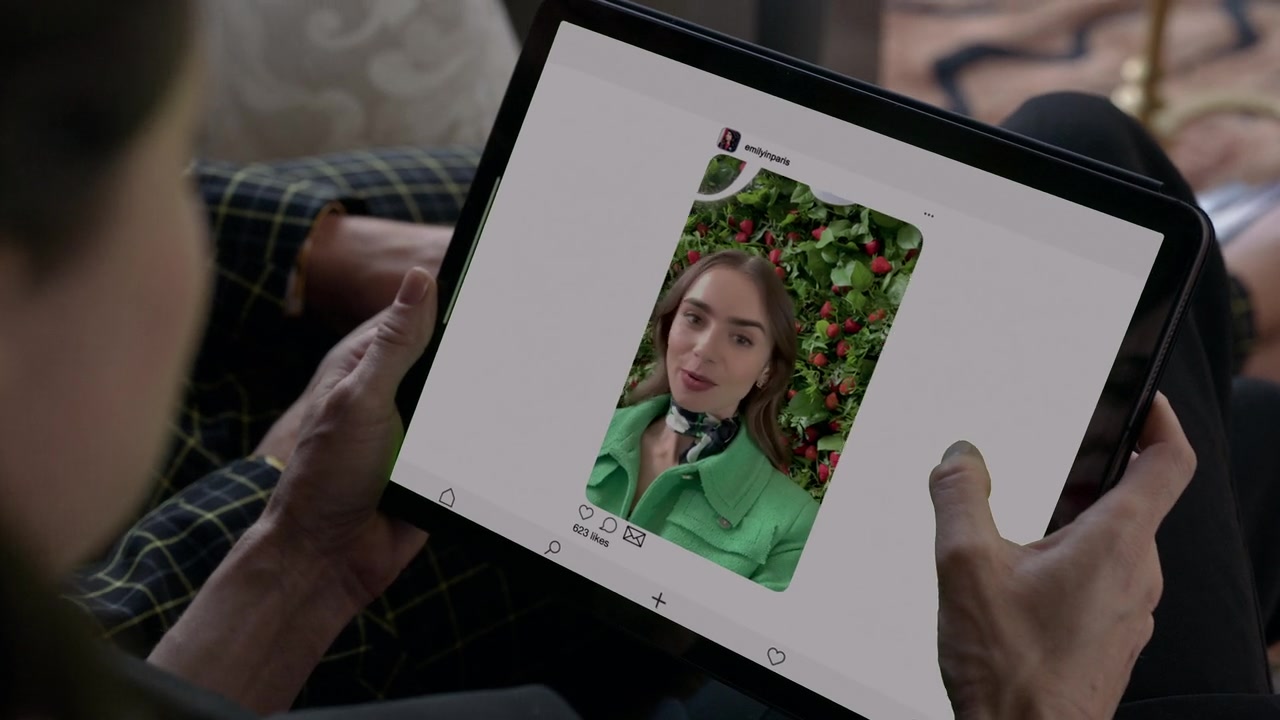Emily_in_Paris_S01E05_Faux_Amis_720p_NF_WEB-DL_DDP5_1_x264-BTN_0347.jpg