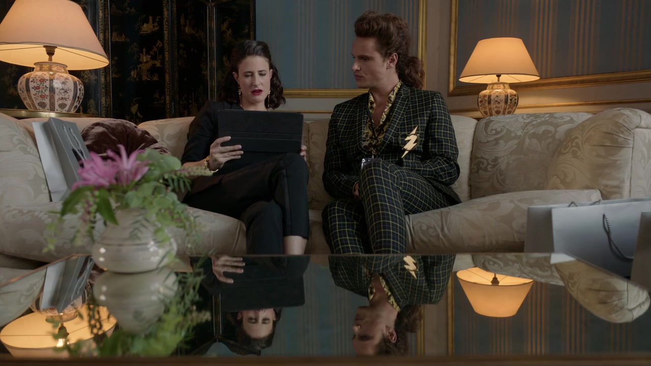Emily_in_Paris_S01E05_Faux_Amis_720p_NF_WEB-DL_DDP5_1_x264-BTN_0349.jpg