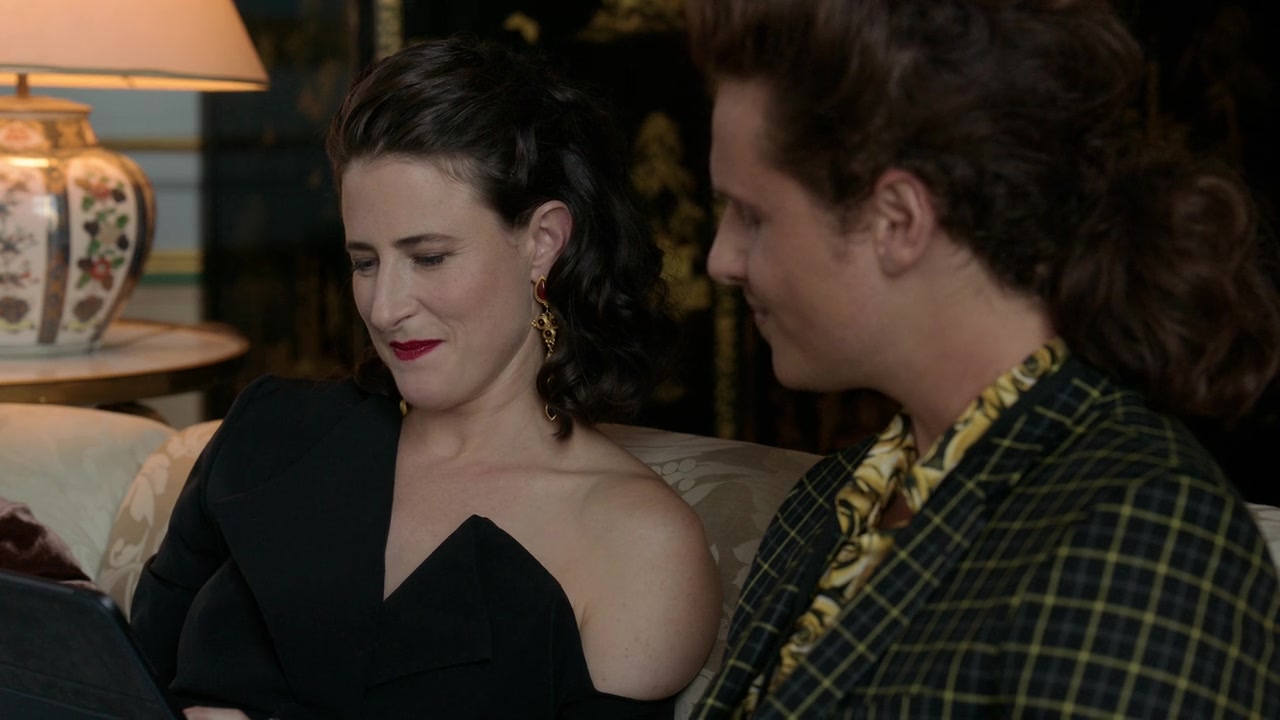 Emily_in_Paris_S01E05_Faux_Amis_720p_NF_WEB-DL_DDP5_1_x264-BTN_0351.jpg