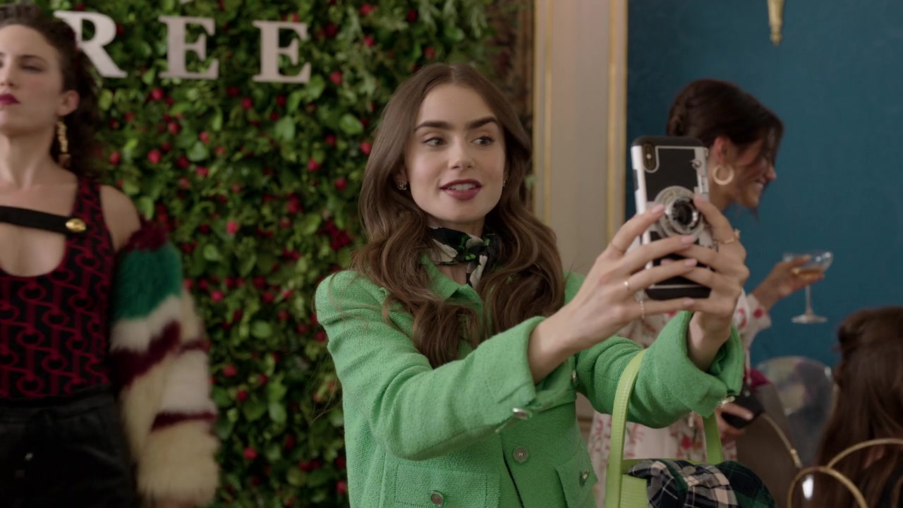 Emily_in_Paris_S01E05_Faux_Amis_720p_NF_WEB-DL_DDP5_1_x264-BTN_0358.jpg