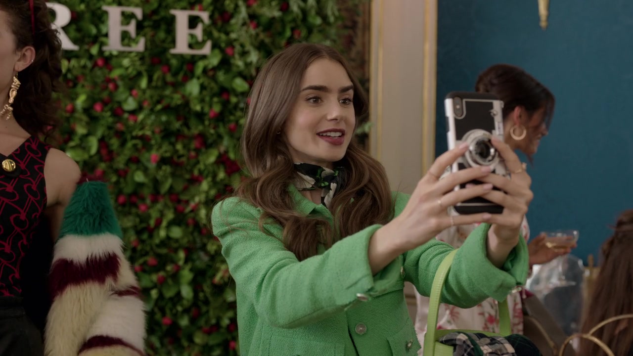 Emily_in_Paris_S01E05_Faux_Amis_720p_NF_WEB-DL_DDP5_1_x264-BTN_0359.jpg