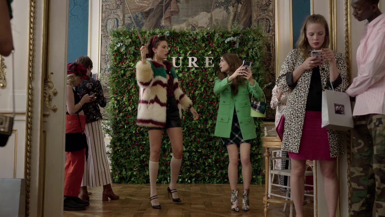 Emily_in_Paris_S01E05_Faux_Amis_720p_NF_WEB-DL_DDP5_1_x264-BTN_0361.jpg