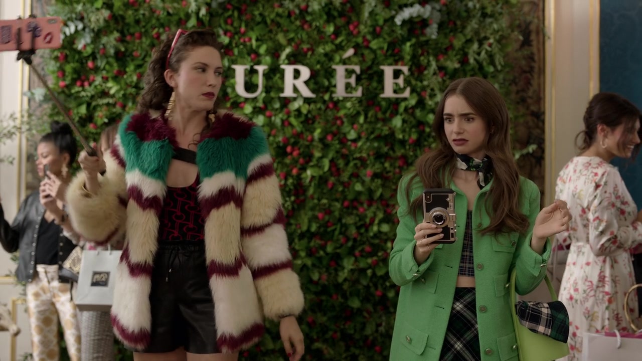 Emily_in_Paris_S01E05_Faux_Amis_720p_NF_WEB-DL_DDP5_1_x264-BTN_0363.jpg