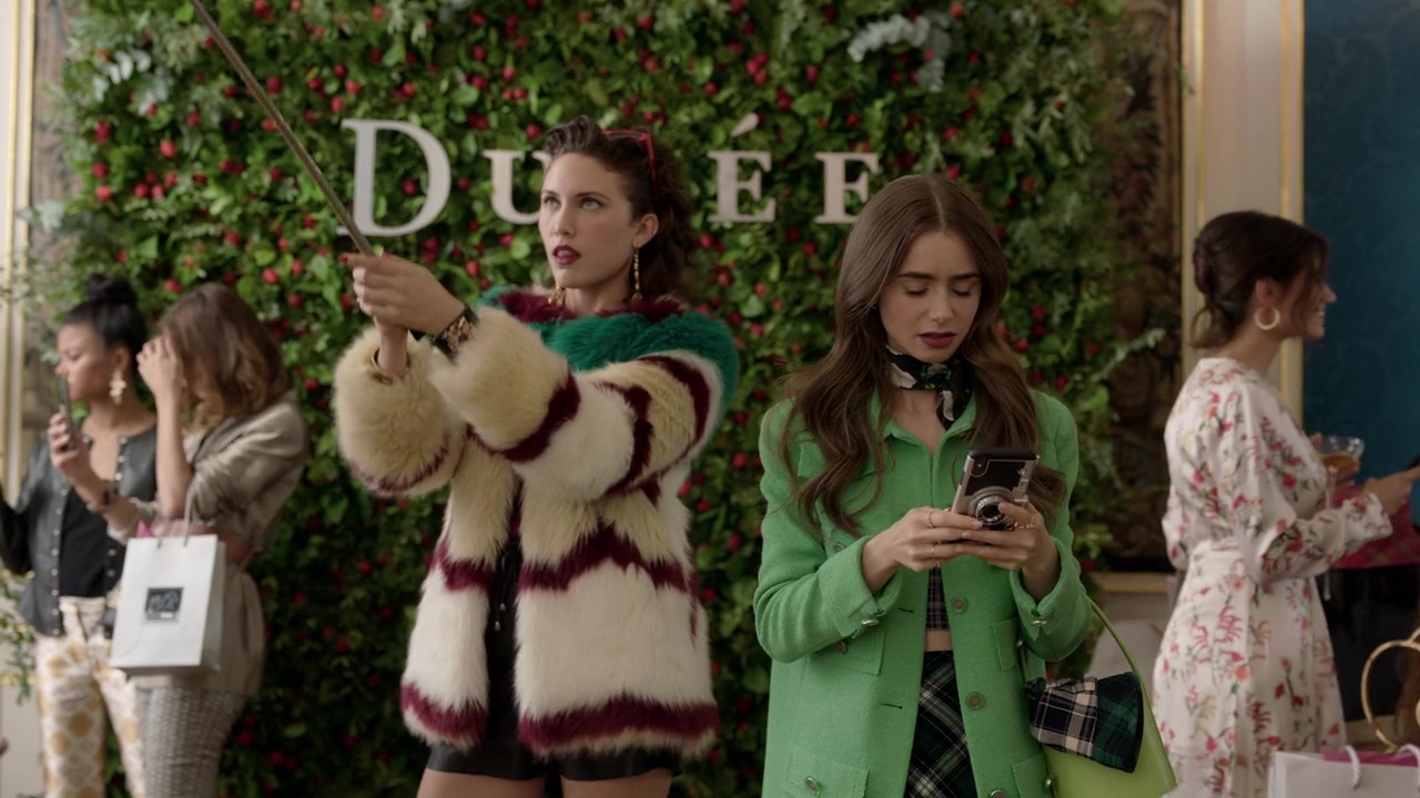 Emily_in_Paris_S01E05_Faux_Amis_720p_NF_WEB-DL_DDP5_1_x264-BTN_0364.jpg