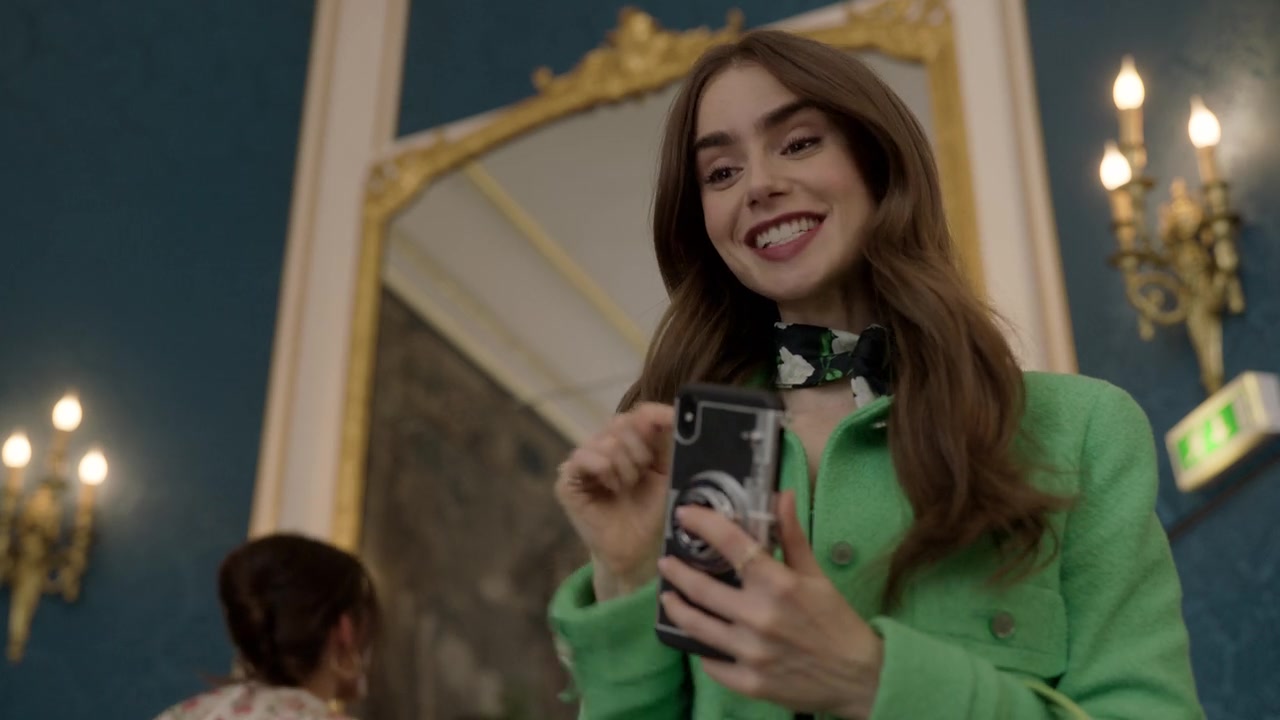 Emily_in_Paris_S01E05_Faux_Amis_720p_NF_WEB-DL_DDP5_1_x264-BTN_0376.jpg