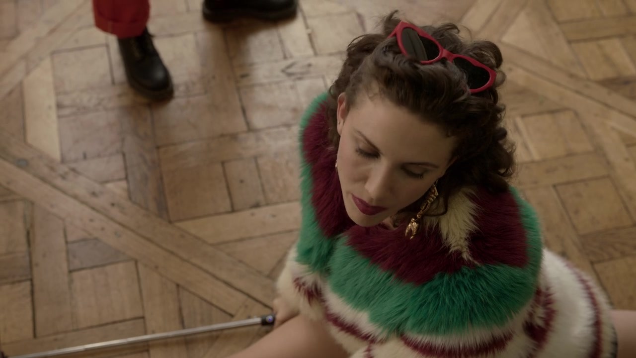 Emily_in_Paris_S01E05_Faux_Amis_720p_NF_WEB-DL_DDP5_1_x264-BTN_0378.jpg