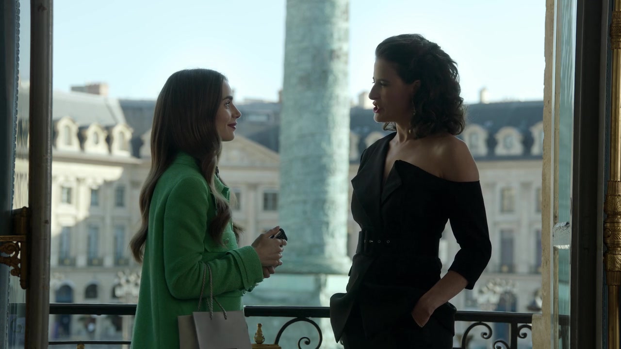 Emily_in_Paris_S01E05_Faux_Amis_720p_NF_WEB-DL_DDP5_1_x264-BTN_0399.jpg