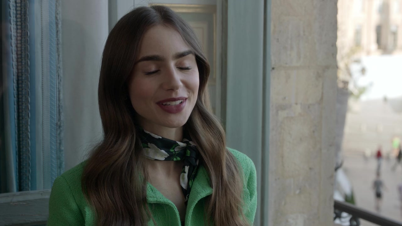 Emily_in_Paris_S01E05_Faux_Amis_720p_NF_WEB-DL_DDP5_1_x264-BTN_0403.jpg