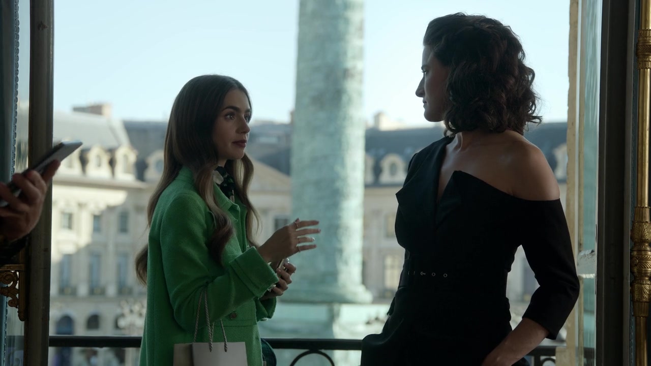 Emily_in_Paris_S01E05_Faux_Amis_720p_NF_WEB-DL_DDP5_1_x264-BTN_0435.jpg