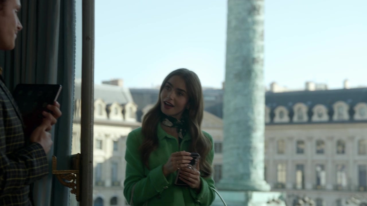 Emily_in_Paris_S01E05_Faux_Amis_720p_NF_WEB-DL_DDP5_1_x264-BTN_0439.jpg