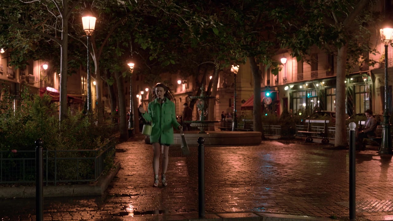 Emily_in_Paris_S01E05_Faux_Amis_720p_NF_WEB-DL_DDP5_1_x264-BTN_0443.jpg
