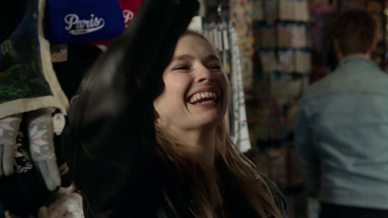 Emily_in_Paris_S01E05_Faux_Amis_720p_NF_WEB-DL_DDP5_1_x264-BTN_0467.jpg