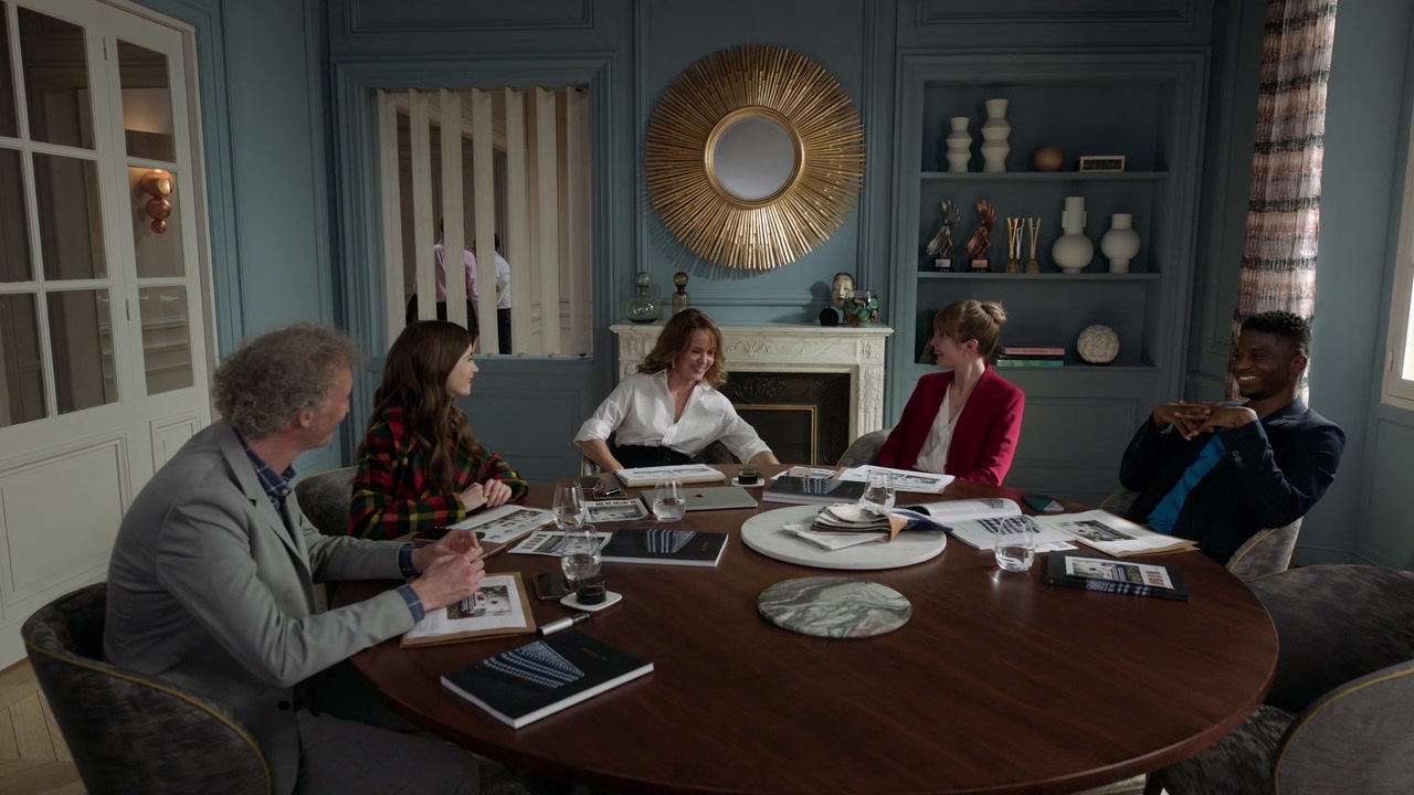 Emily_in_Paris_S01E05_Faux_Amis_720p_NF_WEB-DL_DDP5_1_x264-BTN_0607.jpg