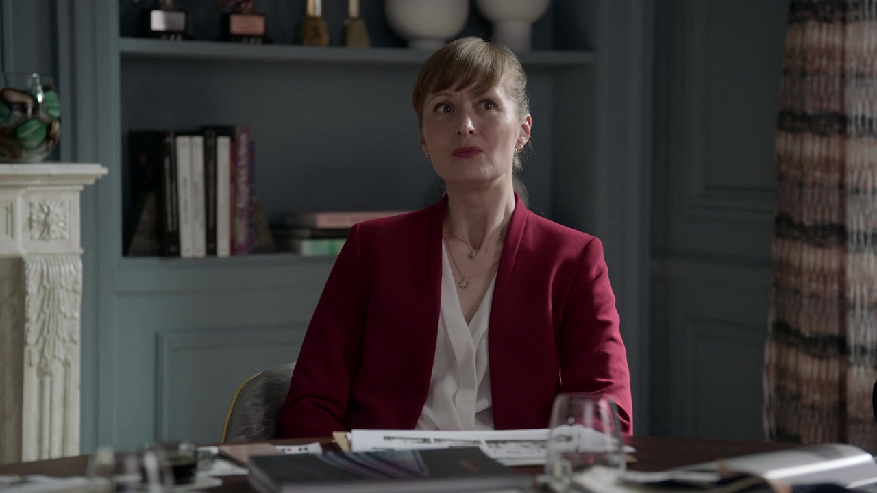 Emily_in_Paris_S01E05_Faux_Amis_720p_NF_WEB-DL_DDP5_1_x264-BTN_0623.jpg