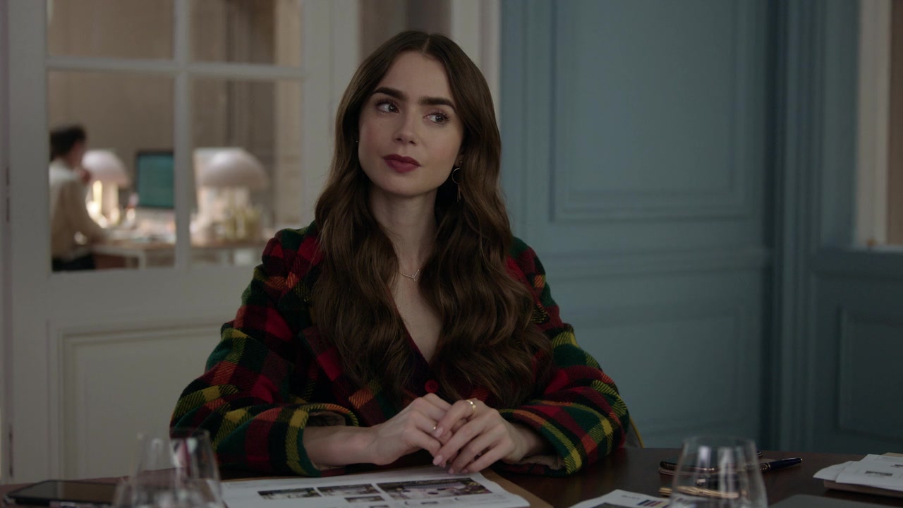 Emily_in_Paris_S01E05_Faux_Amis_720p_NF_WEB-DL_DDP5_1_x264-BTN_0625.jpg