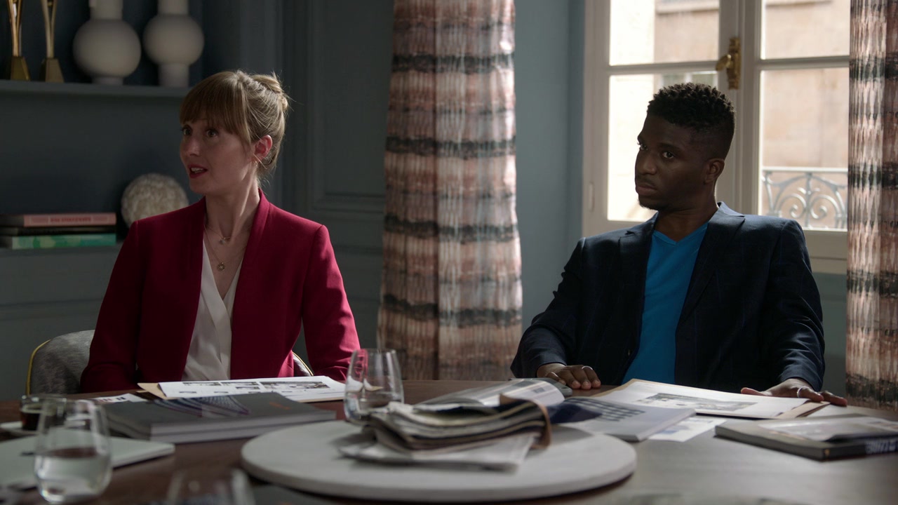 Emily_in_Paris_S01E05_Faux_Amis_720p_NF_WEB-DL_DDP5_1_x264-BTN_0634.jpg