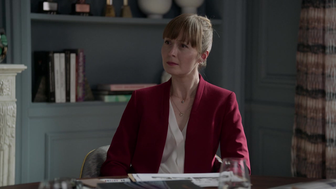 Emily_in_Paris_S01E05_Faux_Amis_720p_NF_WEB-DL_DDP5_1_x264-BTN_0657.jpg