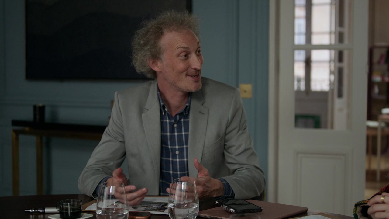 Emily_in_Paris_S01E05_Faux_Amis_720p_NF_WEB-DL_DDP5_1_x264-BTN_0676.jpg